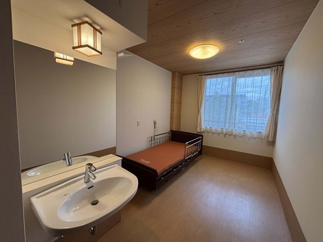 広々とした居室 居室 広々とした居室は自然光がたっぷり入り、明るい雰囲気です。シンプルなインテリアで快適に過ごせます。