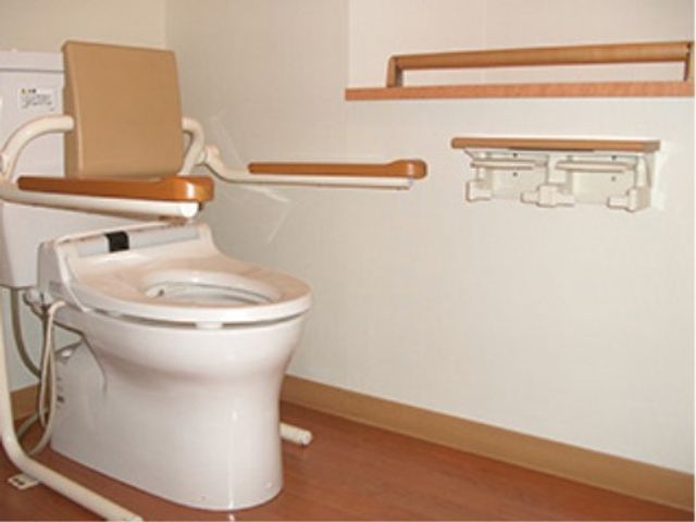 バリアフリー設計のトイレ トイレ 手すり付きのトイレで、安心してご利用いただける設計です。ゆとりを持ったスペースが確保されています。