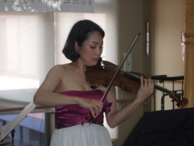 バイオリンを奏でる人 ボランティア 落ち着いた雰囲気のラウンジで、音楽の演奏を楽しむ様子が伺えます。コミュニケーションを大切にする職場でしょう。