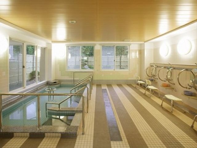 バリアフリー設計浴室 大浴場 広々とした清潔感のある浴室で、手すりや座面も充実しており、安心してご利用いただけます。