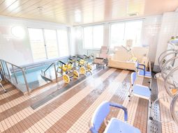 明るい浴室の設備