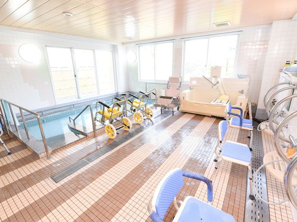 明るい浴室の設備