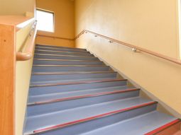 明るい階段手すり付き