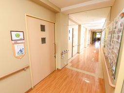 明るい通路の風景