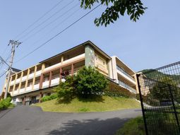 明るい施設の外観