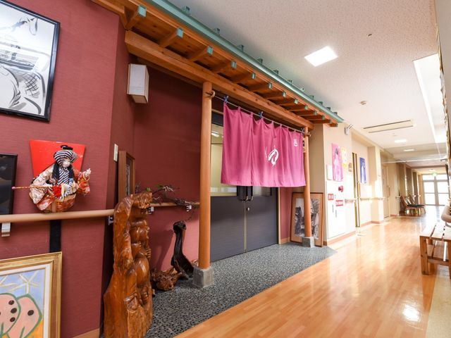 和風の廊下デザイン 廊下 温かみのある和風のデザインが特徴の廊下です。日本の伝統美を感じながら働くことができます。