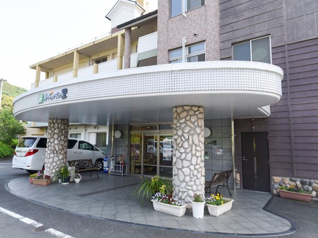施設入口と周辺景色 エントランス ゆったりとしたエントランスは親しみやすさを感じさせ、訪れる方々を温かく迎え入れます。花々が彩りを添える清潔な空間が印象的です。