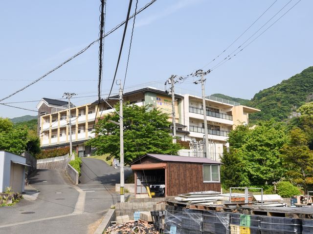 自然に囲まれた外観 外観 緑豊かな環境に建つ建物で、心地よい職場をお探しの方に適しています。自然光がたっぷり差し込む、明るい雰囲気の職場です。