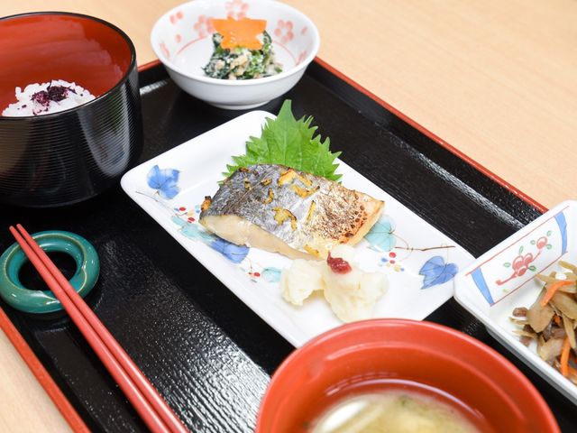 和食の彩り豊かな食事 リビング 栄養バランスを考えた和食の一例です。見た目も鮮やかで食欲をそそります。