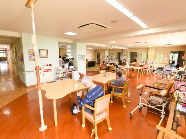 共有スペースの居心地良さ リビング 広々とした明るい食堂では、各自がリラックスして過ごされています。職員は笑顔で対応しており、働く環境も良好です。