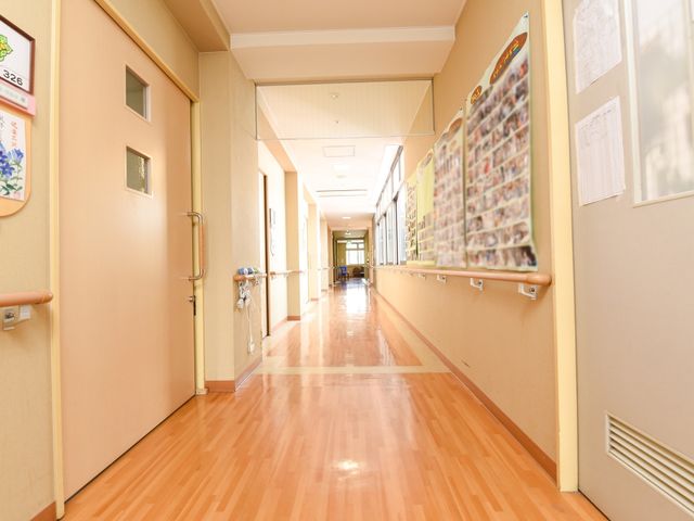 廊下の明るい風景 廊下 床がきれいに磨かれた廊下です。手すりも設置され、歩行に不安がある方も心強いですね。