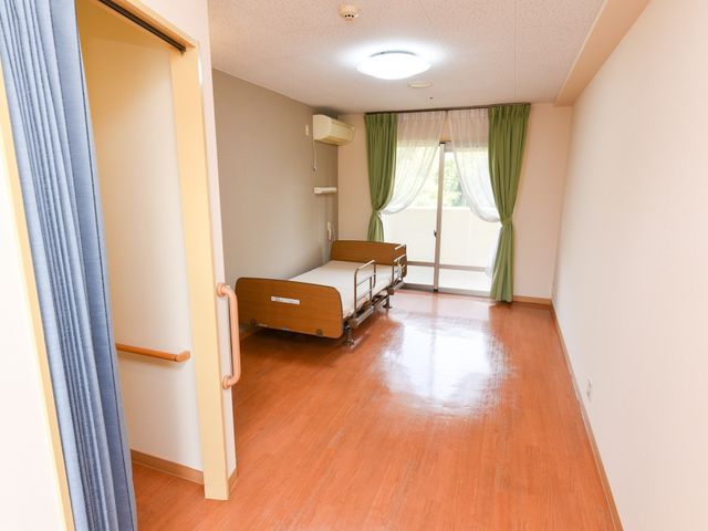 居室の明るい空間 居室 ゆったりとした床面積で、日差しの入る居心地の良い居室です。リラックスして快適な日々を送れる設計になっています。