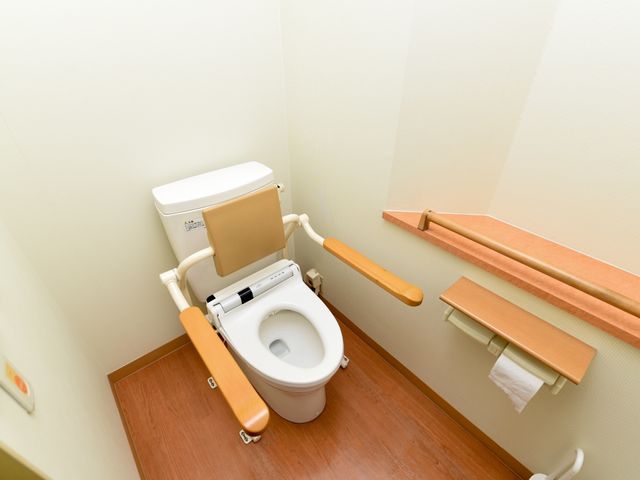 バリアフリー対応トイレ トイレ 安全と利便性を重視したトイレです。手すりのある設計で、支えが必要な方も快適にご利用いただけます。