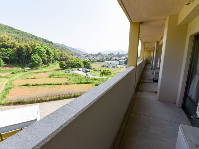 広々とした施設のバルコニー ベランダ 開放感のあふれるバルコニーからの風景です。心を落ち着かせながら自然を望める空間があります。