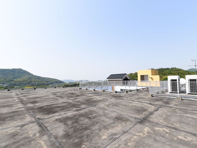空と山の景観ある屋上 屋上 自然光あふれる屋上は、清々しい空と緑豊かな山並みを望め、心地よい空間を提供しています。