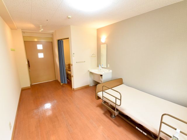 ゆったりとした居室空間 居室 広々とした明るい個室で、快適な生活空間が確保されています。個々のニーズに合わせた家具配置が可能です。