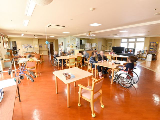 明るい共有ダイニング リビング 広々としたダイニングルームで、入居者同士が交流しながら食事をお楽しみいただけます。ゆったりとしたテーブルセッティングで、温かい雰囲気の中でのお食事をご提供しています。