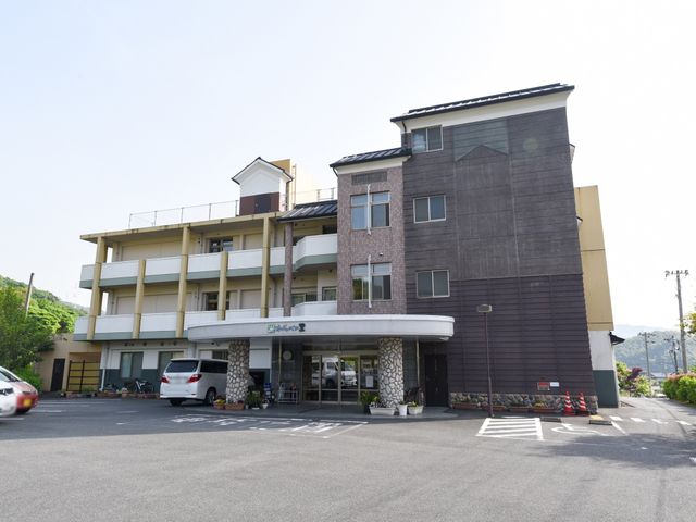 明るい外観の施設 外観 広々とした駐車スペースがあり、利便性を考慮した造りの建物です。周辺は自然に囲まれ、安らぎを感じながら働ける環境が整っています。