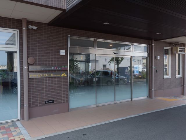 玄関およびエントランス表示 玄関 清潔感ある入口はバリアフリー設計で、快適な出勤が見込めます。訪れる全ての人に安らぎを提供する場所です。