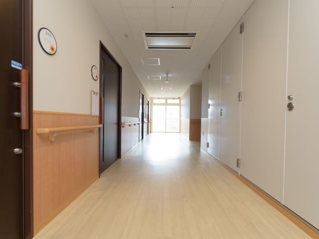 広々とした明るい廊下 通路 ゆとりある通路は、日差しを感じる安らぎの空間。手すり完備で、すべての方が安心して移動できるようになっています。
