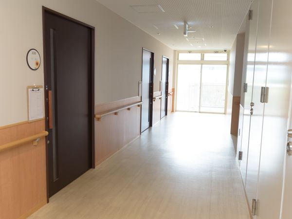 明るい廊下と部屋の扉