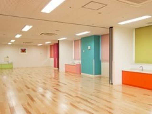 カラフルな壁の多目的室 こども園 カラフルで明るい多目的室です。広々としたフロアは、様々な活動や交流の場としてご利用いただけます。