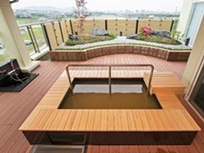 屋外に設けられた明るい浴室
