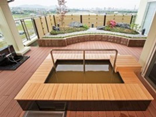 屋外に設けられた明るい浴室