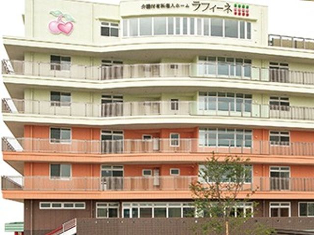 多階層の建物外観 外観 ゆったりとしたバルコニー付きの明るい建物で、心地よい生活空間が広がっています。働きやすさも感じられる、開放感のあふれる環境です。