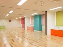 多彩な壁色の機能訓練室