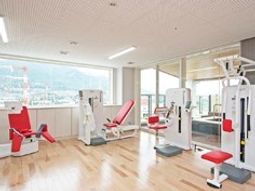 訓練器具と窓のある空間