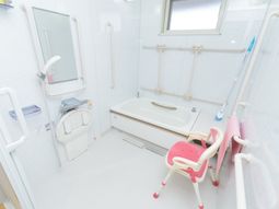 バリアフリー設計の浴室