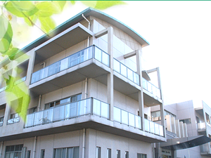3階建ての建物外観  