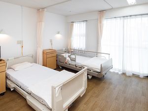 明るい居室のベッド  