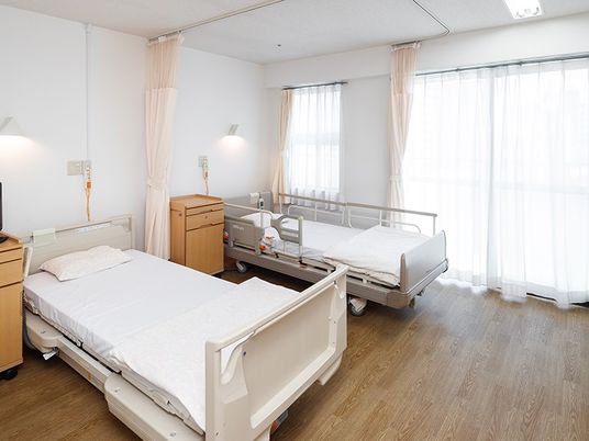 明るい居室のベッド  