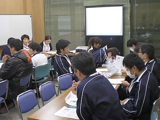 会議中の多目的室  