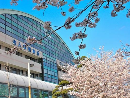 桜に囲まれた施設外観  