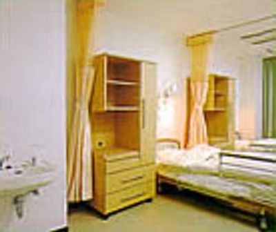 明るい二人部屋居室