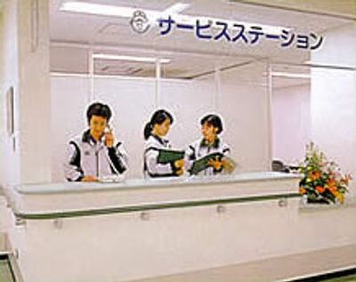 3人のスタッフがいる受付