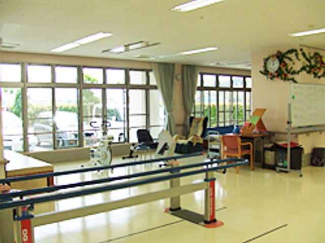 開放的な機能訓練室 機能訓練室 自然光が差し込む広々とした空間。リハビリテーションに最適な環境が整っています。