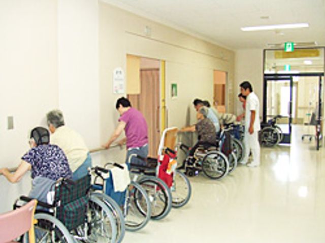 車椅子の方の訓練室 機能訓練室 車椅子を利用される方々が、自立を目指して訓練に励む場です。専門スタッフのサポートがあります。