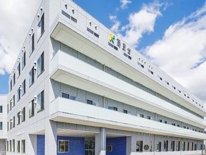 晴れた日の施設外観