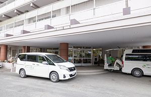 車両が並ぶ出入口