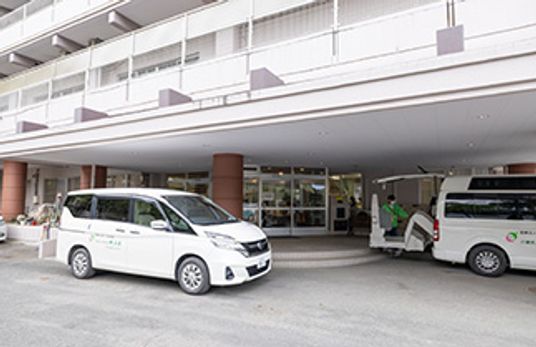 車両が並ぶ出入口