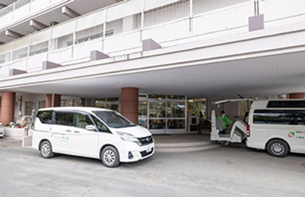 車両が並ぶ出入口