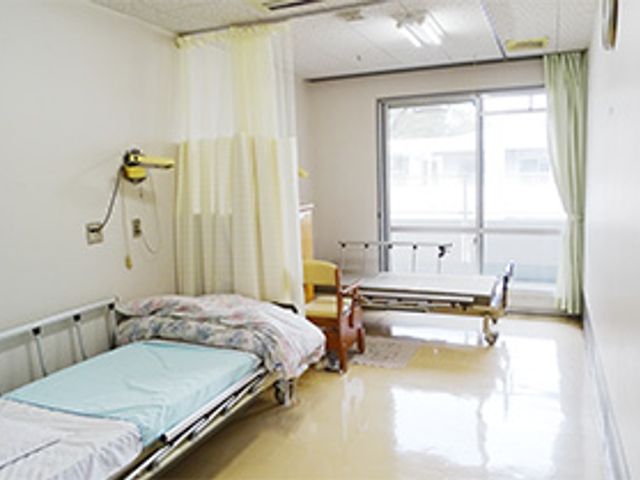 明るい居室の一角 居室 大きな窓から光が差し込む居室です。明るい空間での生活が可能です。