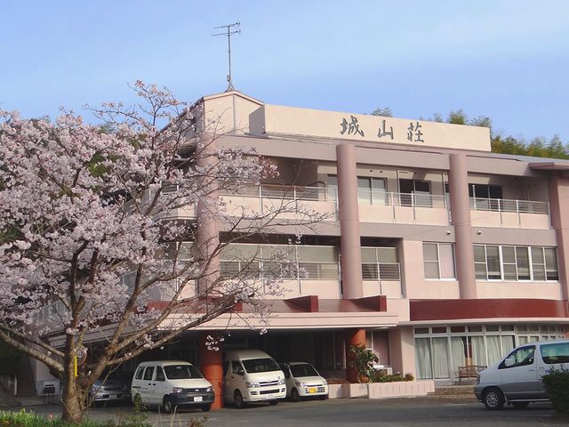 桜と並ぶ建物外観 外観 桜が印象的な建物外観です。施設周辺の自然を楽しみながら働ける環境です。