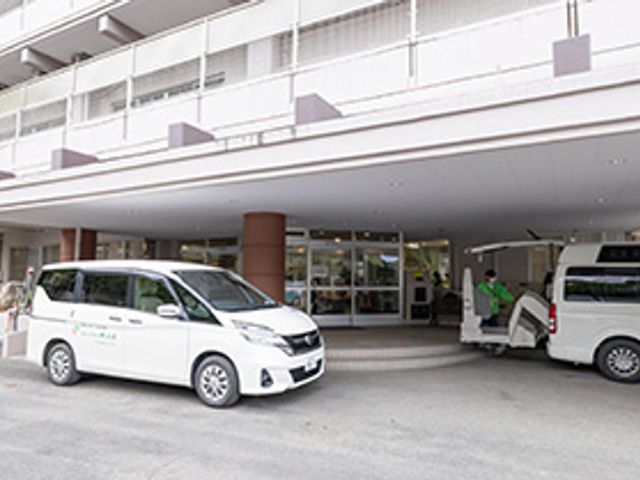 車両が停まるエントランス エントランス 車両が停車できる広いエントランスです。荷物の搬入・搬出がスムーズに行えます。