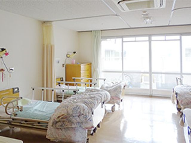 自然光が入る居室 居室 大きな窓から自然光が差し込む明るい居室です。居心地の良さを感じる空間になっています。