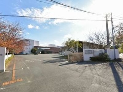 広々とした敷地の外観